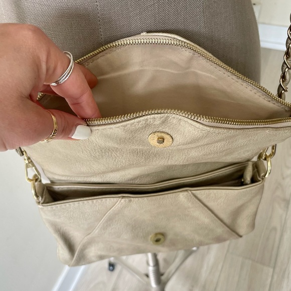 Gold Guess Purse with Chain - Picture 6 of 9